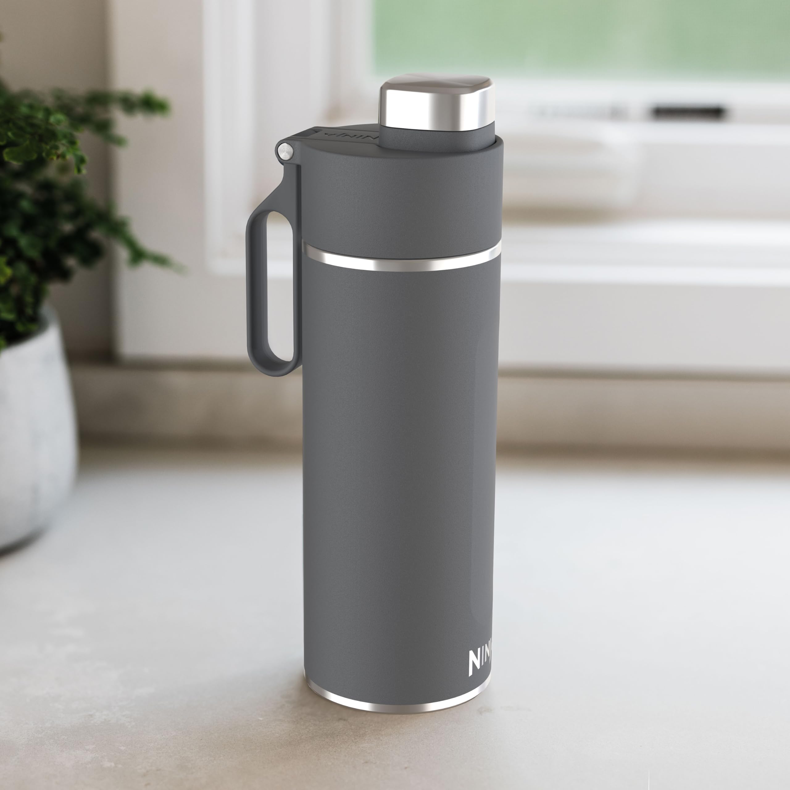 Ninja Thirsti Water Bottle and Flask 700 ML with Leak-Proof Lid, Designed for Carbonated, Hot & Cold Drinks, Ideal for Travel & Sports, Triple Insulated, Stainless Steel Bottle, Grey, DW2401EUUKGY