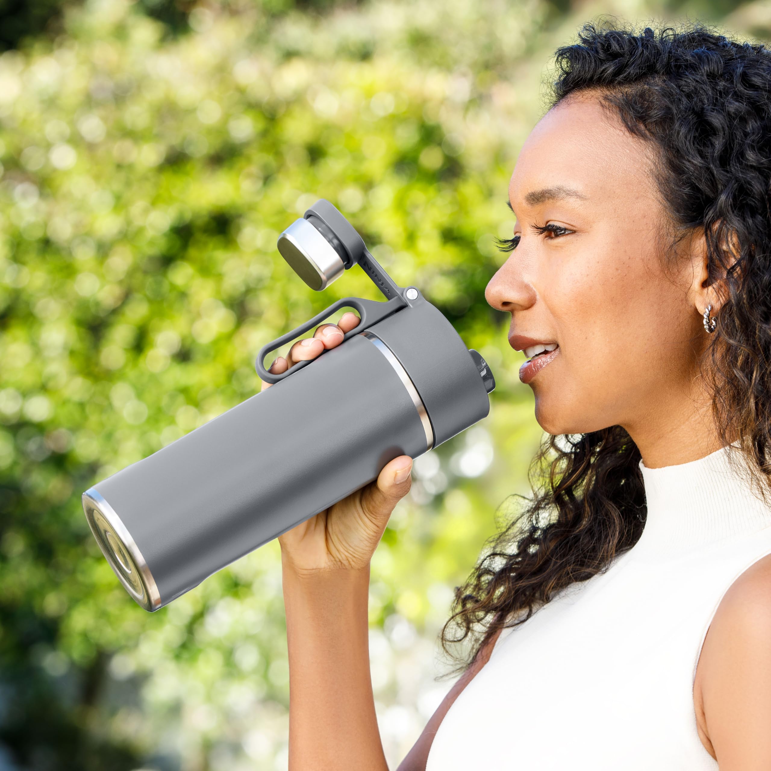 Ninja Thirsti Water Bottle and Flask 700 ML with Leak-Proof Lid, Designed for Carbonated, Hot & Cold Drinks, Ideal for Travel & Sports, Triple Insulated, Stainless Steel Bottle, Grey, DW2401EUUKGY