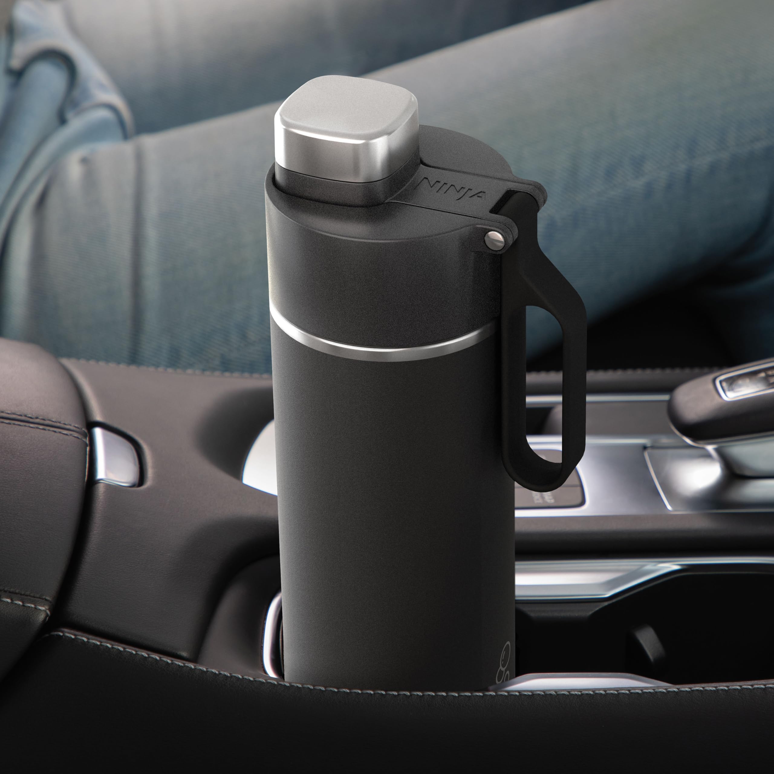 Ninja Thirsti Water Bottle and Flask 700 ML with Leak-Proof Lid, Designed for Carbonated, Hot & Cold Drinks, Ideal for Travel & Sports, Triple Insulated, Stainless Steel Bottle, Black, DW2401EUUKBK