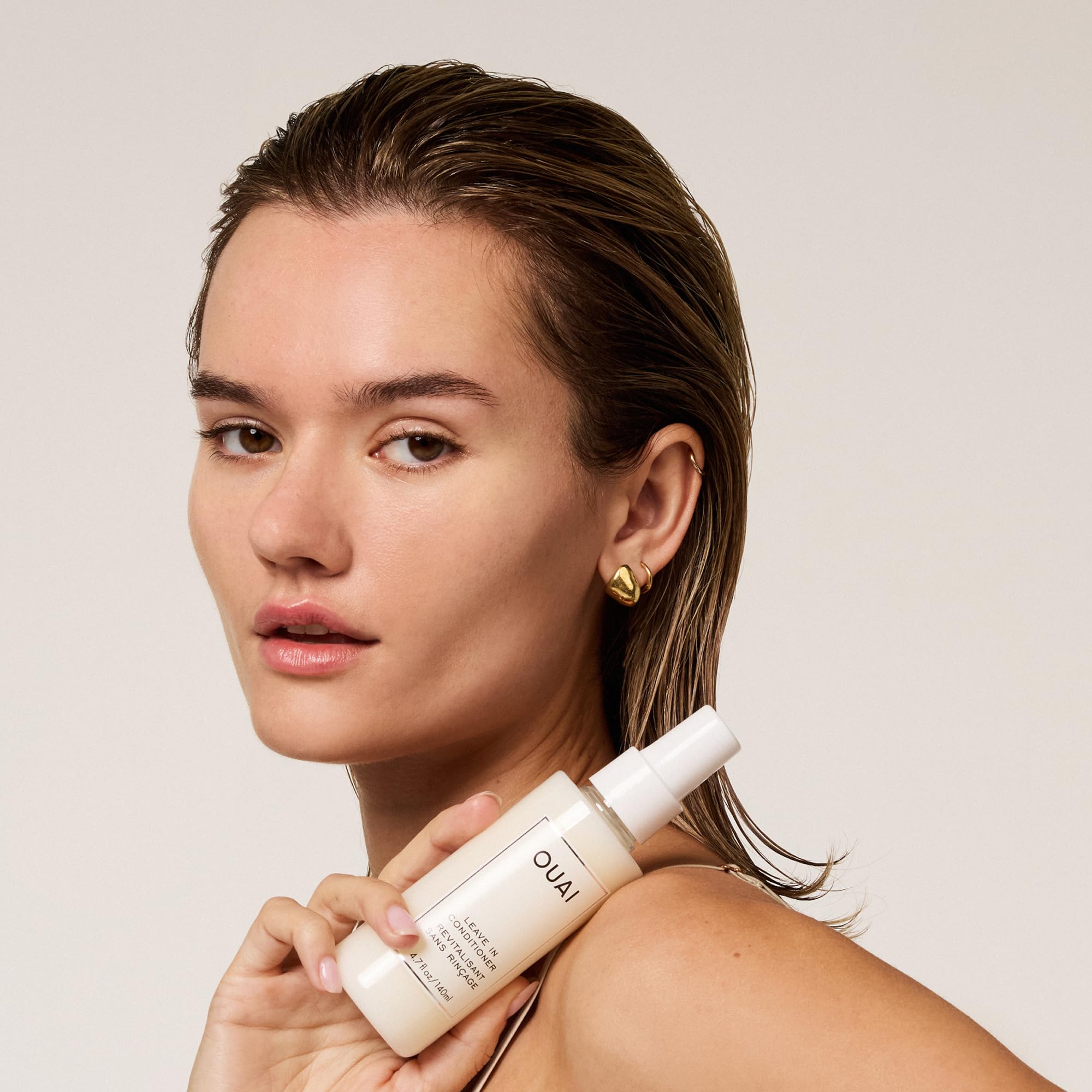 OUAI Leave In Conditioner & Heat Protectant Spray - Prime Hair for Style, Smooth Flyaways, Add Shine and Use as Detangling Spray - No Parabens, Sulfates or Phthalates -140ml