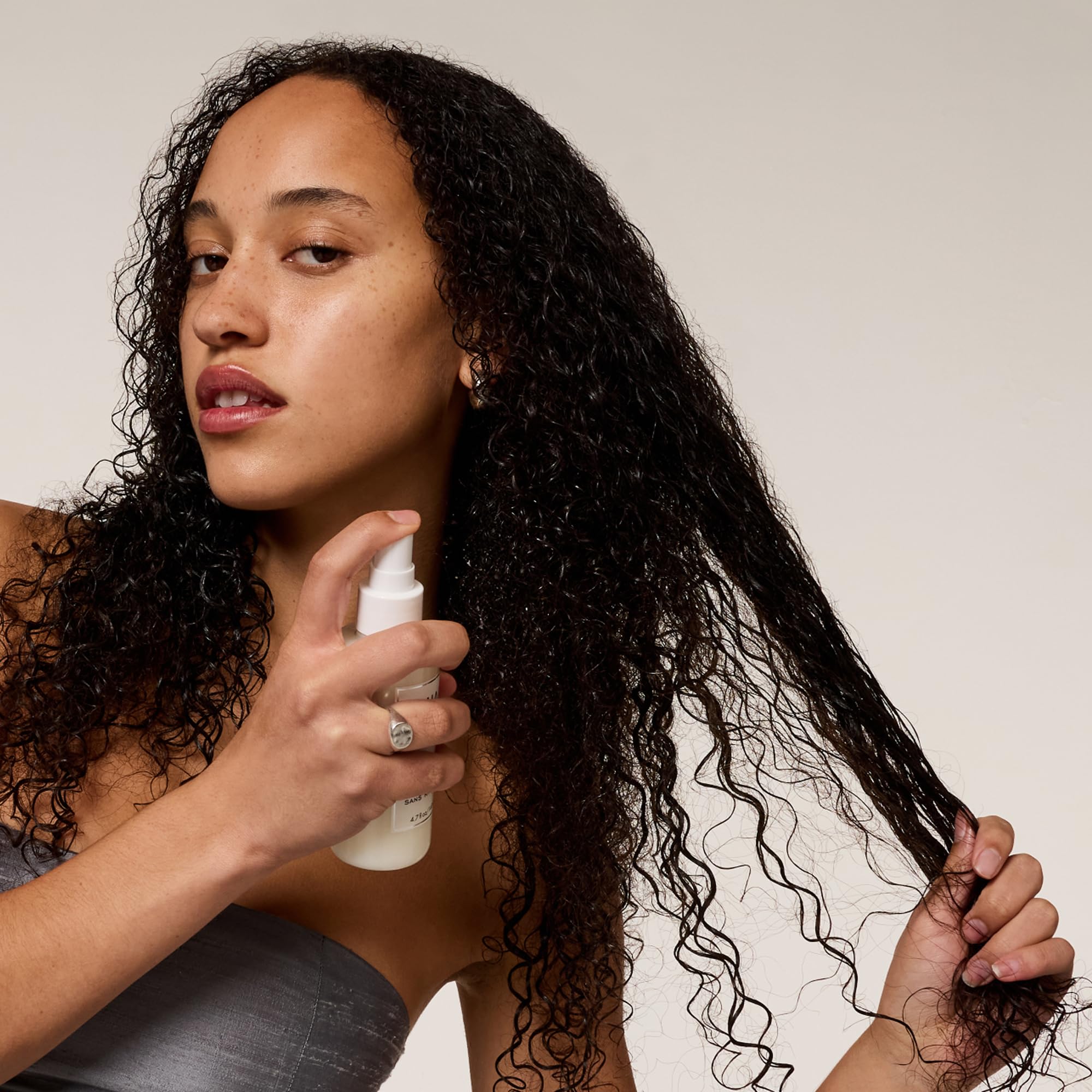 OUAI Leave In Conditioner & Heat Protectant Spray - Prime Hair for Style, Smooth Flyaways, Add Shine and Use as Detangling Spray - No Parabens, Sulfates or Phthalates -140ml
