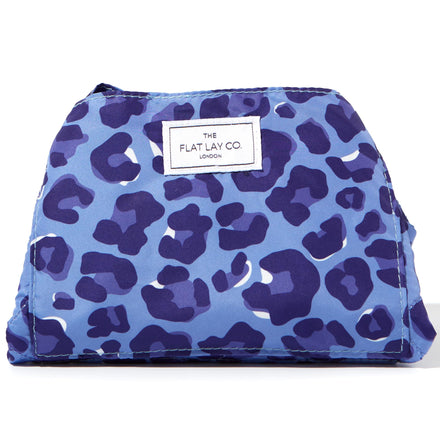 The Flat Lay Co. Makeup Bag - Blue Leopard Travel Make Up Organiser for Cosmetics, Eyeshadow, Make-Up Brushes, Lipstick & Tools - Drawstring Makeup Bag Storage with Brush Holder & Large Pockets